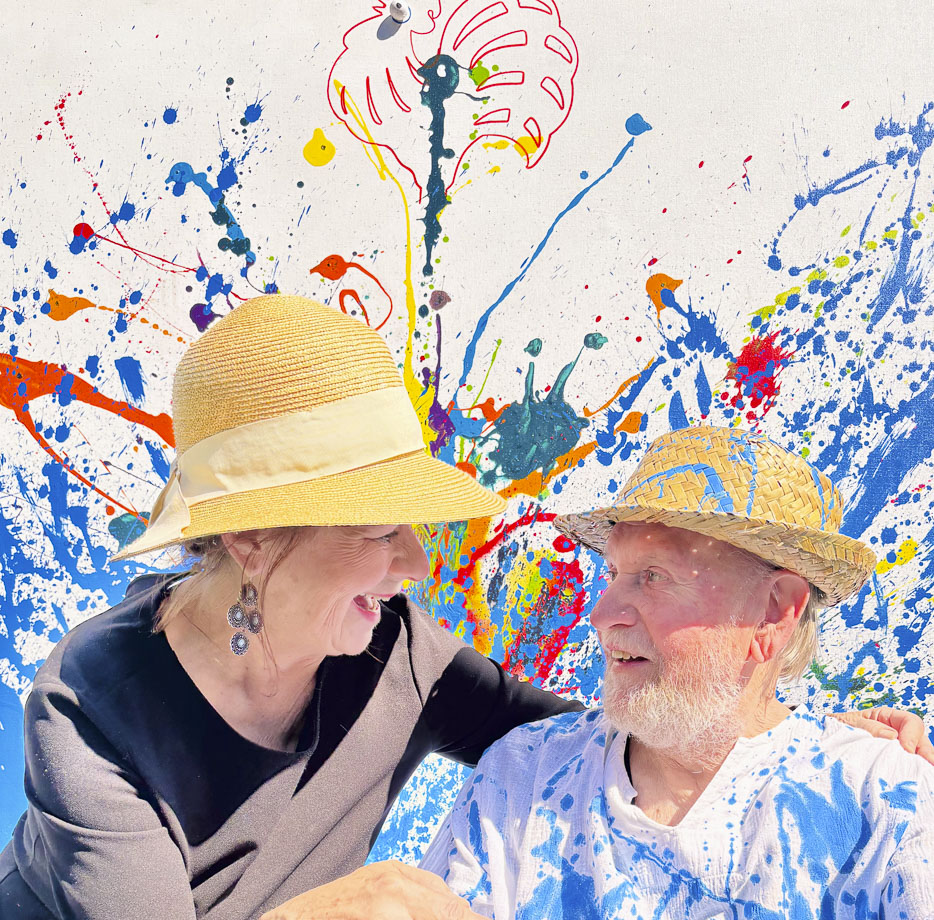 Marianne Schiel und Ernst Exinger vor einem Bild von ihm.